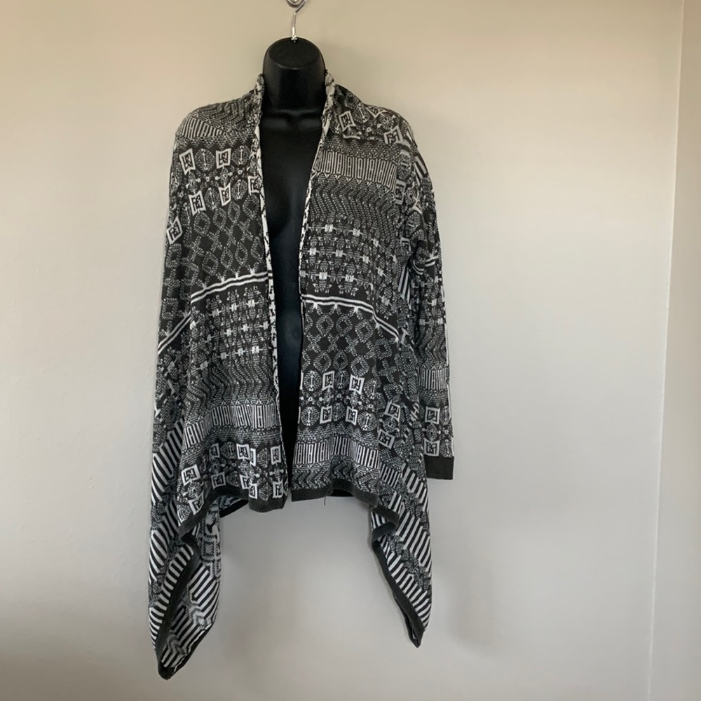 Sun and Shadow Grey and White Geometric Print Knit Open Asymmetric Hem Cardigan